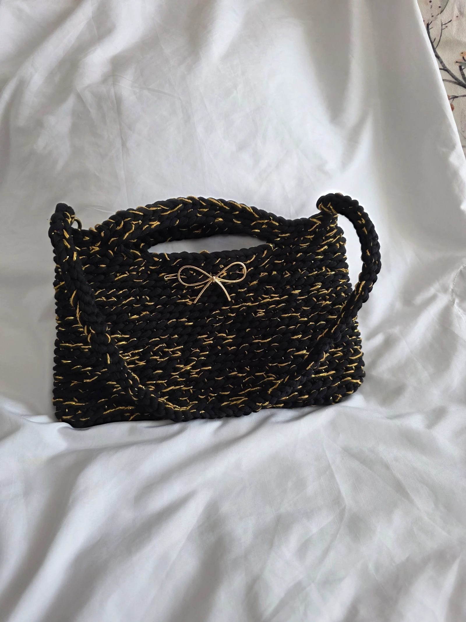 Bolsa de mão de crochê preta e dourada – photo 2